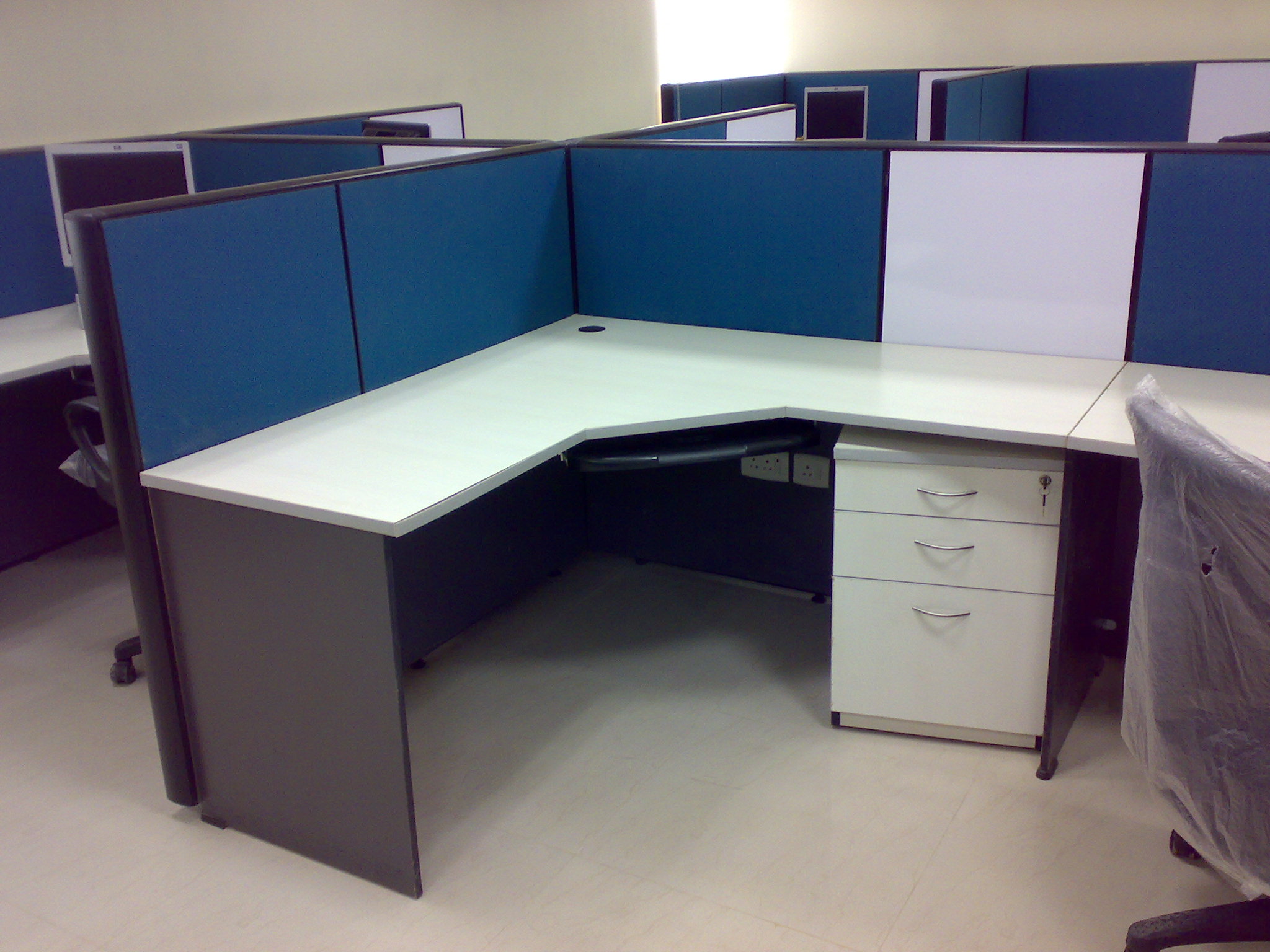 L-shape cluster workstation with blue partition panels