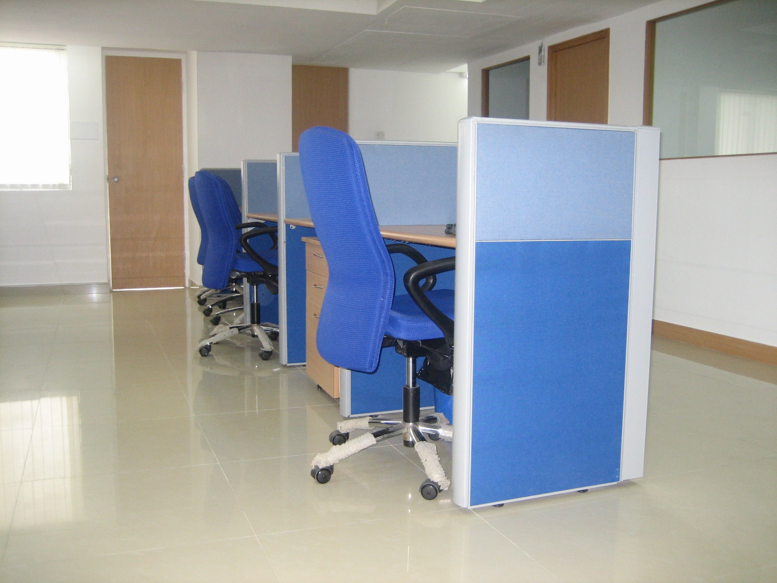 Large open plan cluster with orange-cream partitions