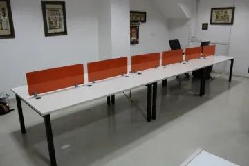 Linear modular workstation with accent partition panels