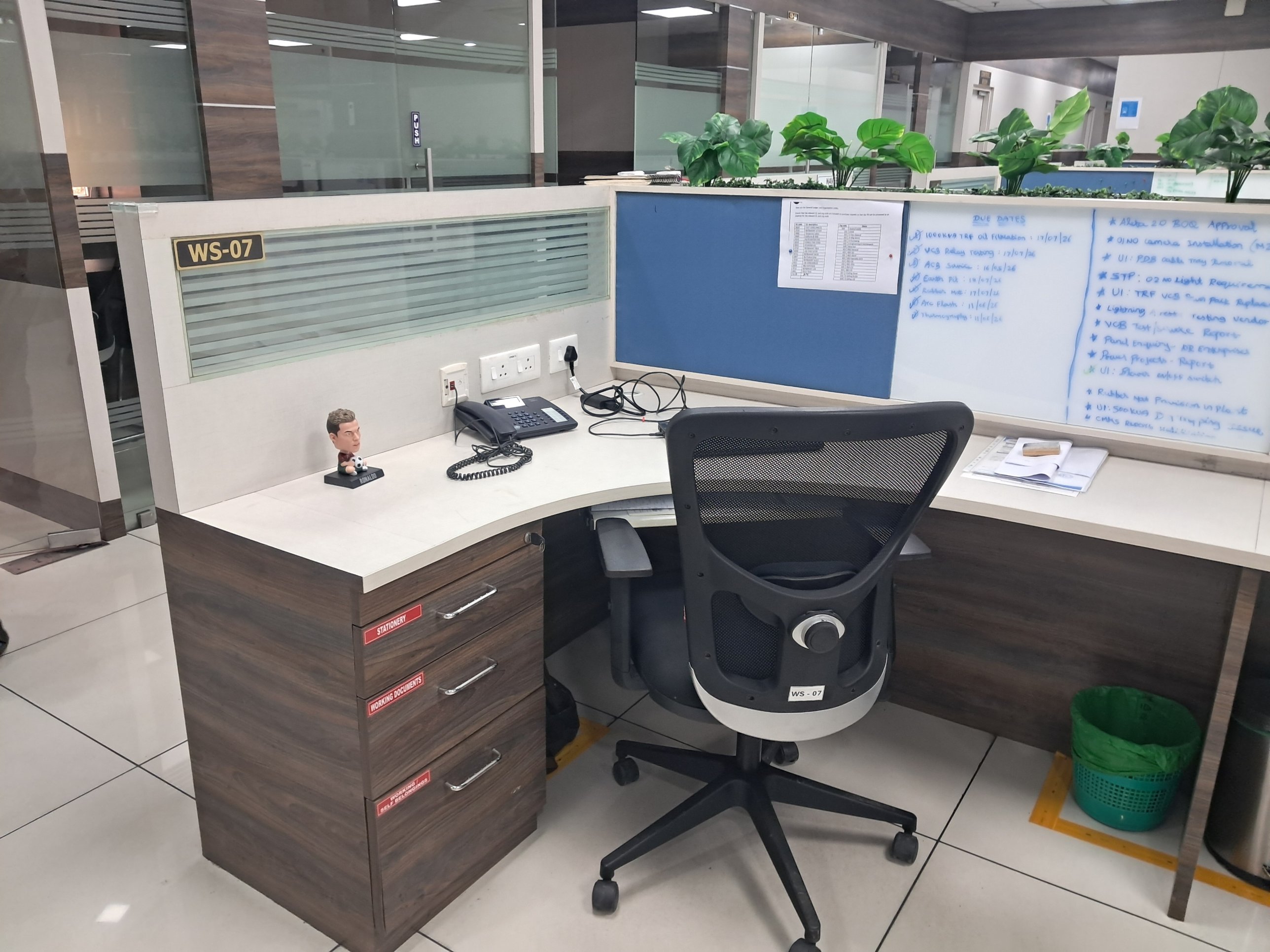 Premium executive workstation installation – WS-07